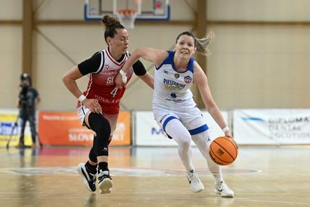 Vpravo hráčka Piešťan Andželika Mitrasinovičová a hráčka Slávie Elisa Pinzanová.