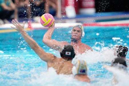 Austrálčan Nathan Power v útoku na japonskú bránku. Zo stretnutia vodných pólistov na MS v Singapure Austrália - Japonsko 11:12.