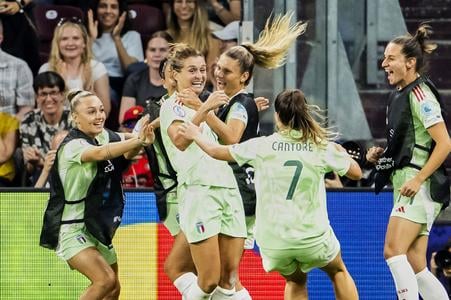 Talianska hrdinka štvrťfinále s Nórskom Cristiana Girelliová (druhá zľava) strelila v zápase oba góly víťazného tímu.