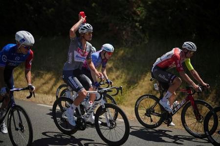 Mathieu van der Poel sa ochladzuje počas 12. etapy Tour de France.