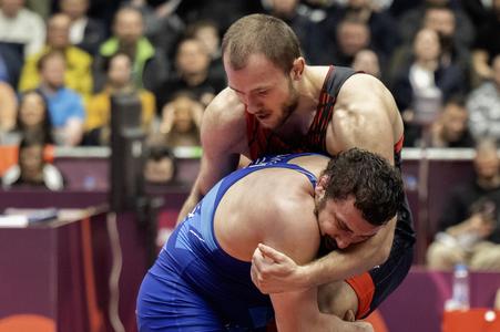 Na snímke v popredí slovenský zápasník Boris Makojev a neutrálny zápasník pod záštitou UWW Jaraslav Jakucky počas osemfinálového kola v zápase do 92 kg vo voľnom štýle na Majstrovstvách Európy v zápasení v Šamoríne 8. apríla 2025.