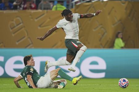 Noni Madueke počas nedávnych MS klubov v drese Chelsea Londýn.