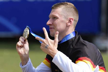 Som trojnásobný majster sveta,  ukazuje nemecký diaľkoplavec Florian Wellbrock.