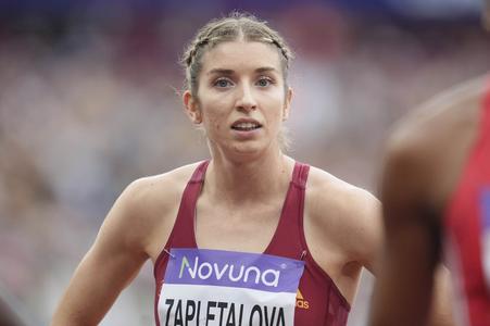 Slovenská bežkyňa Emma Zapletalová reaguje v cieli po behu na 400 m cez prekážky na atletickom mítingu Diamantovej ligy v Londýne.