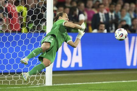 Nemecká brankárka Ann-Katrin Bergerová chytá penaltu Francúzky Amel Majriovej. Zo štvrťfinálového zápasu ME žien v Bazileji Nemecko - Francúzsko.