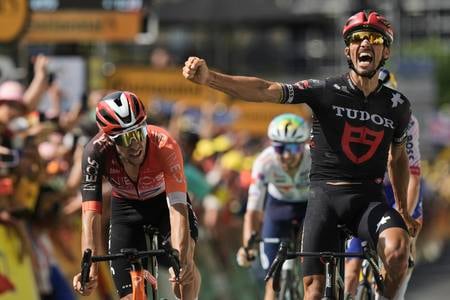 Francúz Julian Alaphilippe oslavuje v cieli 15. etapy.