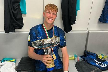 Samuel Grygar pózuje s trofejou pre víťaza talianskej Primavery.