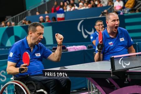 Slovenskí reprezentanti v parastolnom tenise Ján Riapoš (vľavo) a Peter Lovaš.