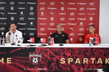 Na snímke zľava športový riaditeľ Spartaka Martin Škrtel, tréner Michal Ščasný a kapitán Martin Mikovič počas predsezónnej tlačovej konferencie FC Spartak Trnava v Trnave v utorok 22. júla 2025.