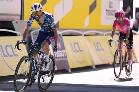 Valentin Paret-Peintre (vľavo) zo stajne Soudal Quick-Step prichádza do cieľa 16. etapy cTour de France Montpellier - Mont Ventoux.