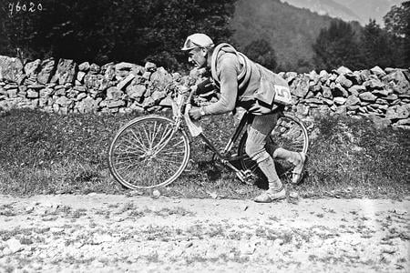 Eugene Christophe tlačí bicykel počas Tour 1922 na priesmyk Col du Abisque.