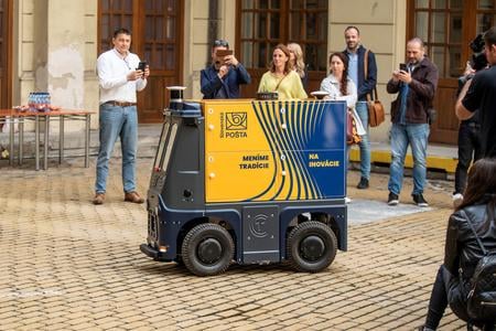 An autonomous vehicle from the French company TwinswHeel will also operate in Bratislava.