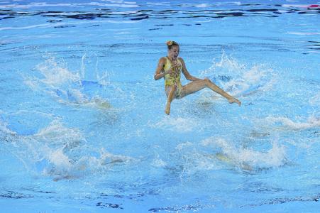 Slovenské reprezentantky v synchronizovanom plávaní počas kvalifikácie v akrobatických zostavách tímov na MS v Singapure.