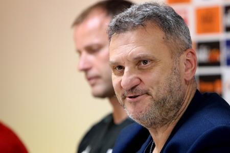 Na snímke zľava hlavný tréner Ondřej Smetana a športový riaditeľ Viktor Blažek počas tlačovej konferencie futbalového klubu MFK Ružomberok pred štartom novej sezóny futbalovej Niké ligy 2025-2026 v Ružomberku 24. júla 2025.