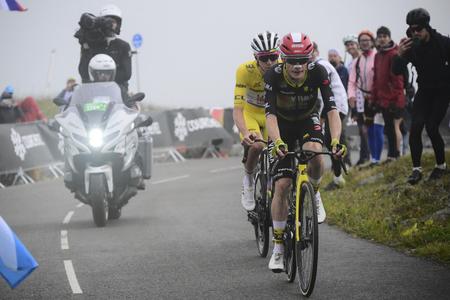 Jonas Vingegaard (vpredu) a Tadej Pogačar v žltom drese celkového lídra stúpajú počas 18. etapy tour de France. 
