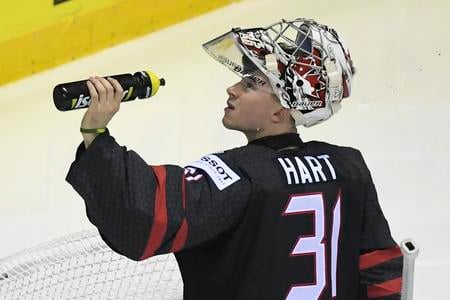 Jedným z obvinených hokejistov bol aj brankár Carter Hart.