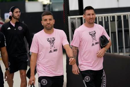 Na archívnej snímke z 20. septembra 2023  hráči Interu Miami Jordi Alba (vľavo) a Lionel Messi.