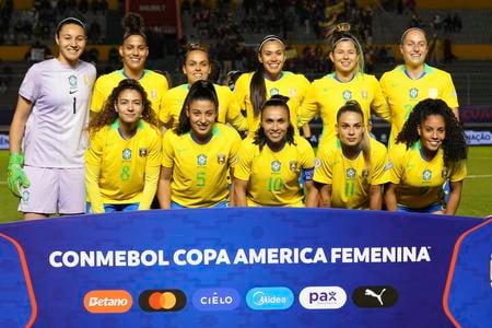 Na archívnej snímke z 13. júla 2025 brazílske futbalistky pózujú pred zápasom proti Venezuele na futbalovom šampionáte žien Copa America v ekvádorskom meste Qujito.