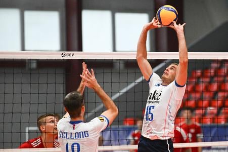 Mathaus Jurkovics z Rakúska,  Daniel Šellong a Juraj Zaťko (obaja zo Slovenska) počas prípravného volejbalového zápasu mužov medzi reprezentáciami Slovenska a Rakúska v Púchove.