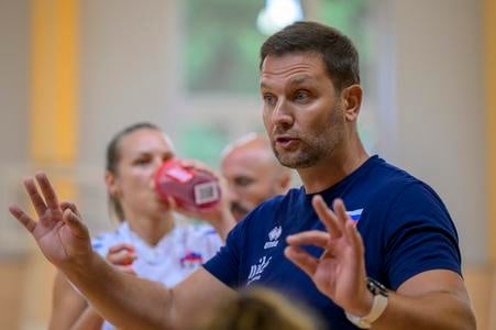 Tréner slovenských volejbalistiek Michal Mašek.