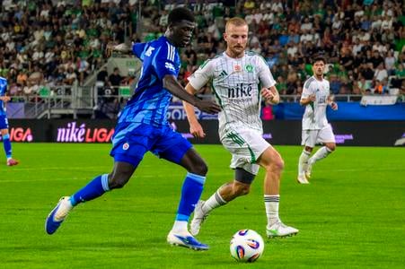 Alasana Yirajang (Slovan) a Michal Sipľak (Prešov) bojujú o loptu počas 1. kola Niké ligy Prešov - Slovan Bratislava,