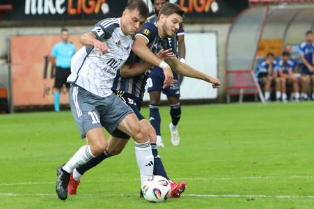 Zľava Alex Markovič (Podbrezová) a Vladimír Perišic (Košice) bojujú o loptu počas zápasu 1. kola Niké ligy FK Železiarne Podbrezová - FC Košice v Podbrezovej 27. júla 2025.