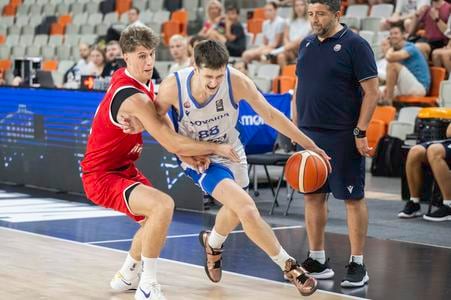 Timotej Malovec (s loptou) uniká Rakúšanovi Jakobovi Löhrovi.