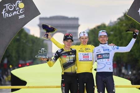 Traja najlepší cyklisti na Tour de France 2025. Víťaz Tadej Pogačar (uprostred), druhý v poradí Jonas Vingegaard (vľavo) a tretí  Florian Lipowitz.