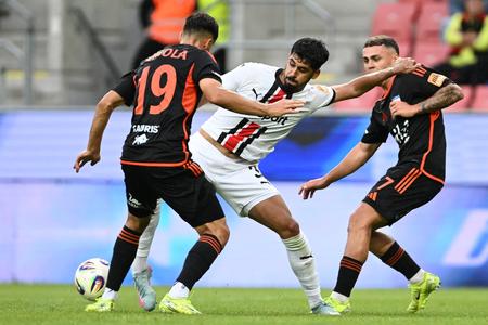 Na snímke zľava hráč Ružomberka Martin Gomola, hráč Trnavy Roko Jureškin a hráč Ružomberka Adrián Slávik počas 1. kola Niké ligy medzi FC Spartak Trnava a MFK Ružomberok v Trnave v nedeľu 27. júla 2025.