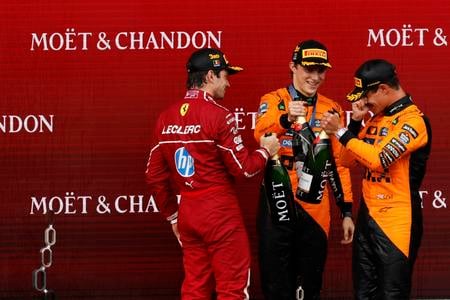 Austrálsky pilot Oscar Piastri (uprostred) z tímu McLaren sa teší na pódiu z víťazstva na Veľkej cene Belgicka, trinástom podujatí prebiehajúcej sezóny seriálu F1 na okruhu Spa-Francorchamps v nedeľu 27. júla 2025. Úspech McLarenu potvrdil druhým miestom Brit Lando Norris (vpravo), tretí finišoval Monačan Charles Leclerc na Ferrari.