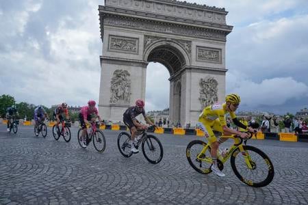 Žltý muž Tadej Pogačar hýril aktivitou aj počas poslednej 21. etapy Tour de France v Paríži. Nakoniec skončil štvrtý a na prestížne víťazstvo tesne nesiahol.