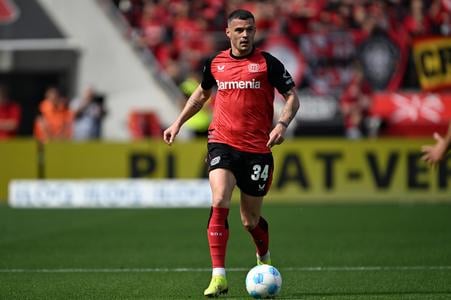Na archívnej snímke z 26. apríla 2025 futbalista Leverkusenu Granit Xhaka.