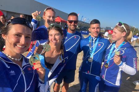Tu sú všetci slovenskí medailisti na MS v Montemore-o-Velho, zľava Réka Bugárová, Hana Gavorová (hore), Bianka Sidová, ich tréner Eugen Honti, Alex Gavlider a Sofia Bergendiová.