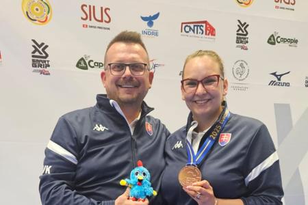 Bronzová strelkyňa Diana Beniková s trénerom Michalom Slavkovským.