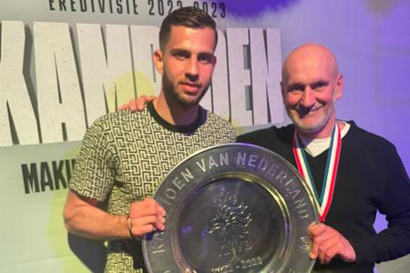 Ján Hancko so synom Dávidom po zisku majstrovskej trofeje vo Feyenoorde Rotterdam. 
