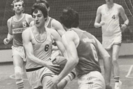 Takto hral Igor Vraniak (s loptou) basketbal za Svit v najvyššej čs. súťaži, tu je v zápase proti NHKG Ostrava.