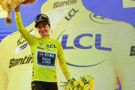 Marianne Vosová v žltom drese.