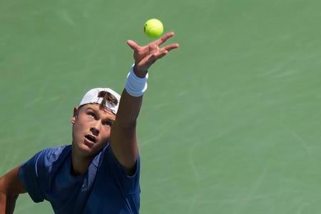 Dánsky tenista Holger Rune podáva na Francúza Giovanniho Mpetshi Perricarda v zápase 2. kola mužskej dvojhry na tenisovom turnaji ATP Masters 1000 v Toronte.