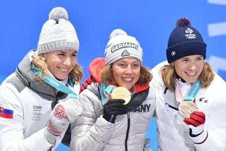Laura Dahlmeierová so zlatom na hrách v Pjongčangu v stíhacích pretekoch. Zdolala vtedy aj Anastasiu Kuzminovú (vľavo so striebrom) a Francúzka Anais Bescondovovú.