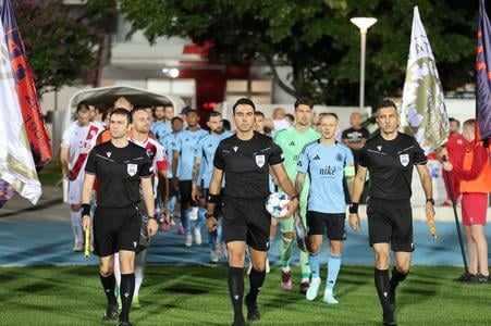 Na snímke hráči Slovana (v modrom) a hráči Mostaru počas príchodu na odvetný zápas 2. predkola Ligy majstrov HŠK Zrinjski Mostar - ŠK Slovan Bratislava. FOTO TASR/FENA - Branka Soldo