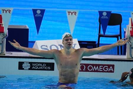 Leon Marchand sa teší z titulu a svetového rekordu v polohových rpetekoch na 200 m.