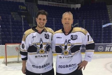 Ladislav Krajňák (vpravo) ešte donedávna hrával veteránske hokejové turnaje na Slovensku aj v Česku.