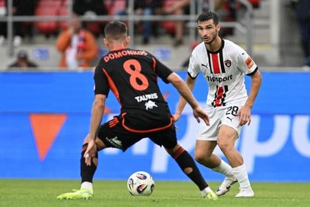 Vpravo hráč Trnavy Giorgi Moiscrapišvili (vpravo) a hráč Ružomberka Kristóf Domonkos počas 1. kola Niké ligy medzi FC Spartak Trnava a MFK Ružomberok v Trnave v nedeľu 27. júla 2025.