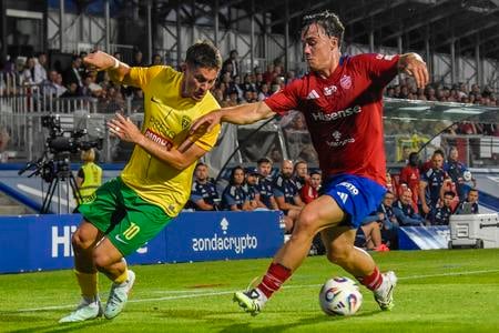 Adrián Kaprálik (vľavo) odohral v prvom zápase len záverečných 10 minút.