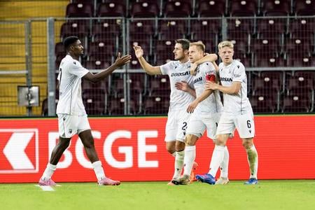 Hráč Matěj Vydra (druhý sprava) z Viktorie Plzeň sa teší z gólu so spoluhráčmi počas odvetného zápasu 2. predkola Ligy majstrov Servette Ženeva - Viktoria Plzeň v Ženeve v stredu 30. júla 2025.