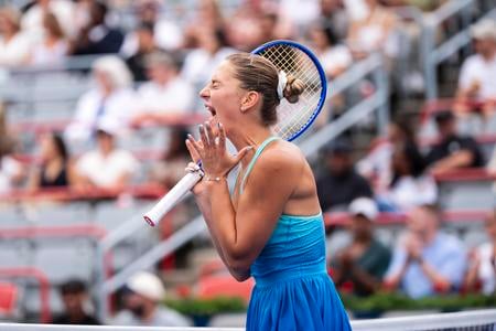 Ukrajinská tenistka Marta Kosťuková reaguje v zápase 3. kola ženskej dvojhry proti Austrálčanke Darii Kasatkinovej na turnaji WTA 1000 v kanadskom Montreale.
