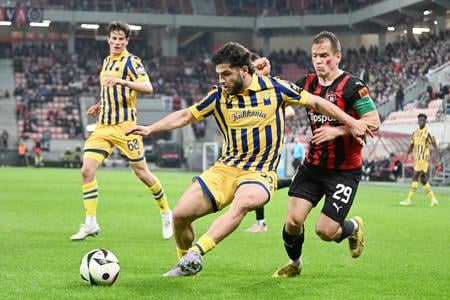 Cotne Kapanadze (uprostred) v drese Dunajskej Stredy.