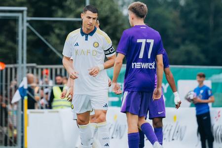 Má to zvečnené. Mário Sauer (s číslom 77) v zápase proti Cristianovi Ronaldovi.