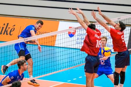 Kapitán našich volejbalistov Jakub Ihnát (vľavo) sa presadzuje proti dvojbloku Čile. Slováci vyhrali úvodný z troch zápasov bez straty setu.  