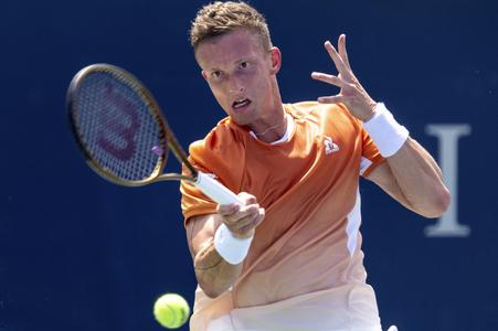 Český tenista Jiří Lehečka odvracia loptičku počas zápasu 3. kola mužskej dvojhry proti Francúzovi Arthurovi Filsovi na turnaji ATP Masters 1000 v kanadskom Toronte.